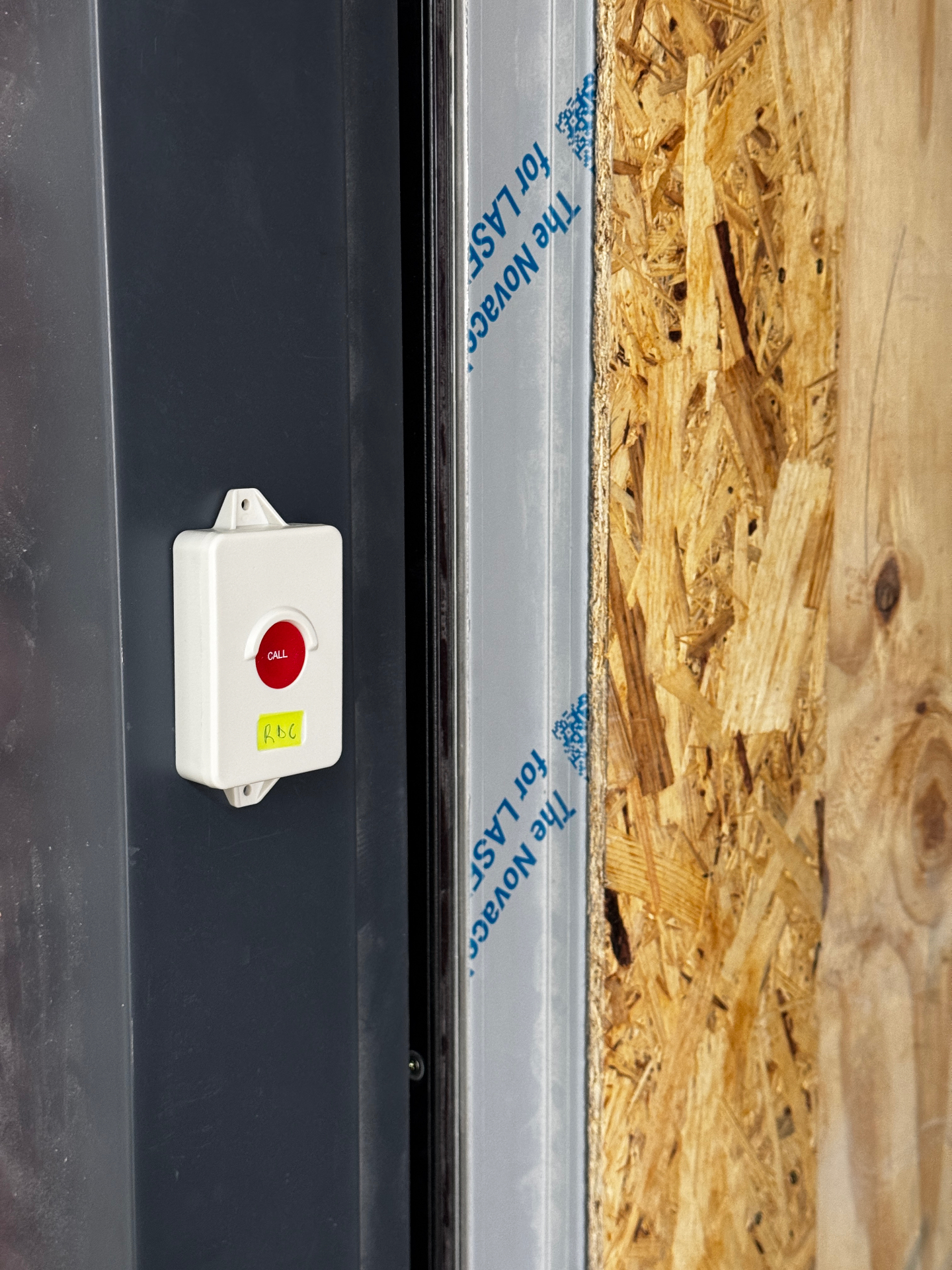 Bouton d'appel lift installé sur huisserie de chantier (étage RDC)