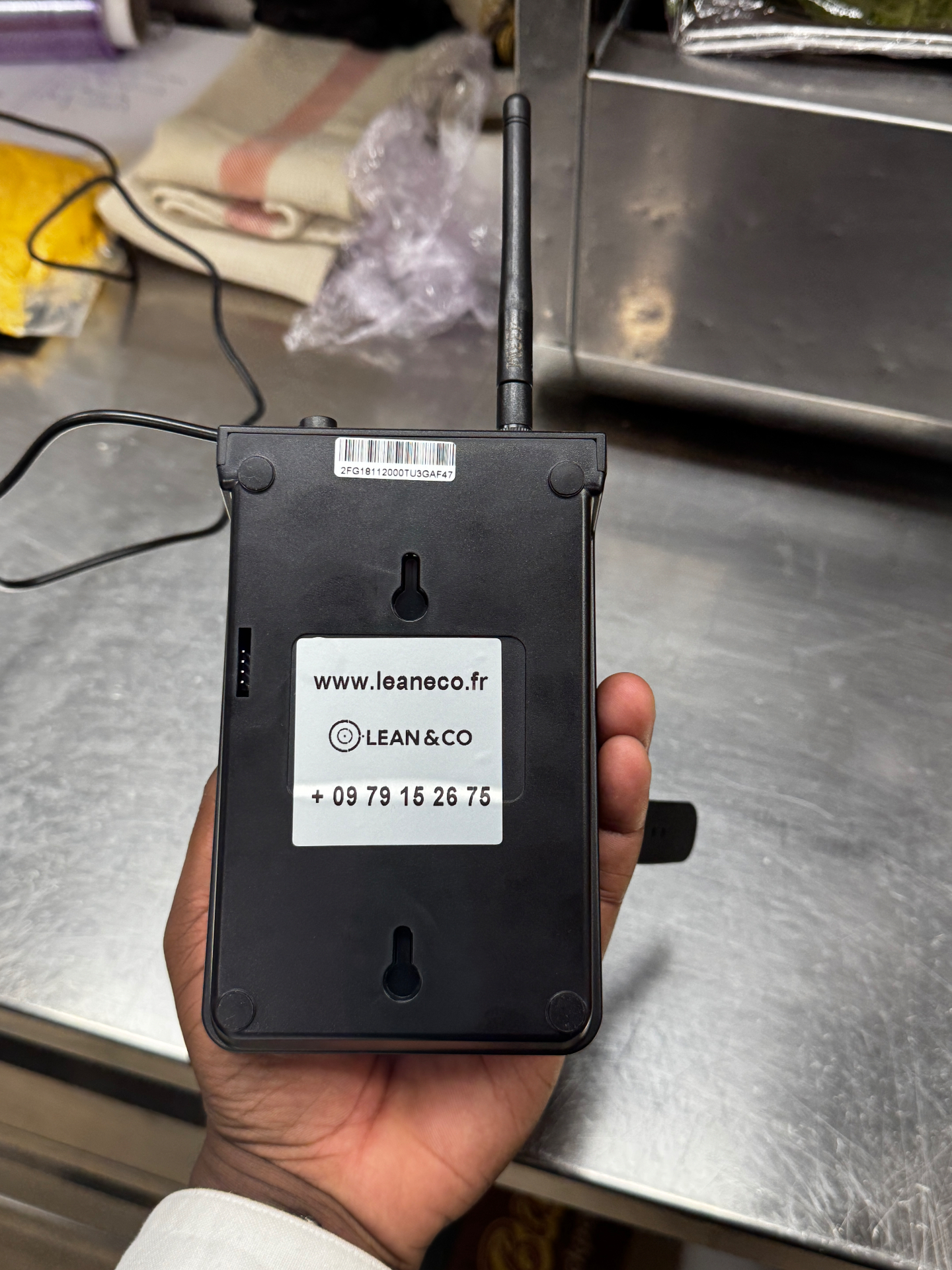 Base d'appel LC-2000TF Lean&Co installée en cuisine professionnelle, vue arrière avec étiquette d'identification